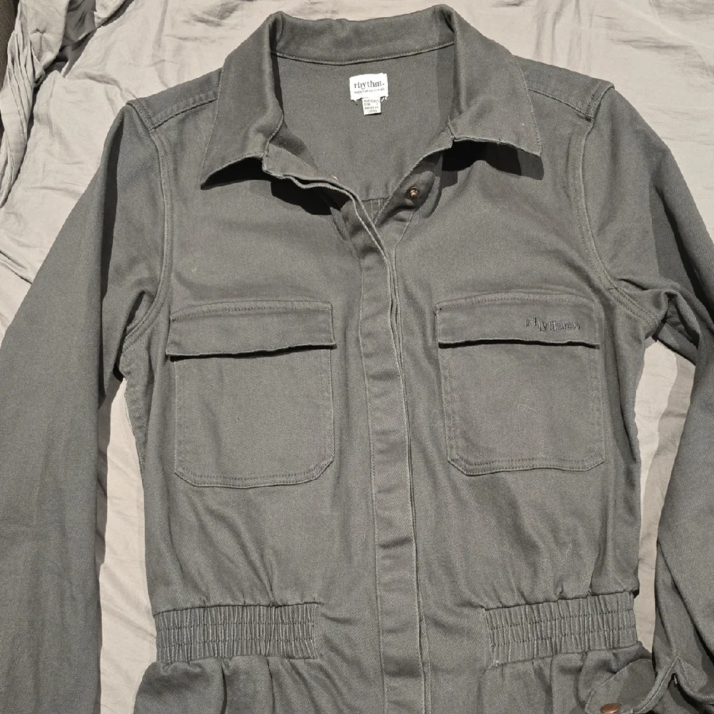 Rhythm Gray Long-Sleeve Romper - Picture 4 of 10